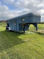 1985 Lazy N gooseneck horse trailer
