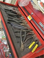 Drawer of pliers and side cuts