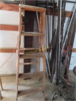 5-foot wooden step ladder