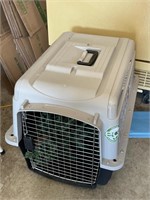 Plastic Dog Kennel/Pet Taxi