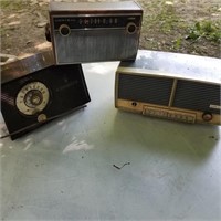 3 PIECES VINTAGE RADIOS "AS IS"