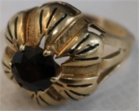 10K YELLOW GOLD FASHION RING WITH GARNET, SIZE 7,