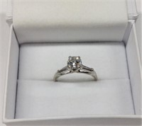 14k white gold Diamond Ring features