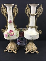2 vases anciens de porcelaine peint sur socle -