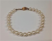 14k yellow gold Pearl Bracelet features