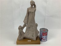 Statuette "mère/fille" signée Austin Prod Inc. 76