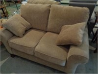 6' love seat in good condition
