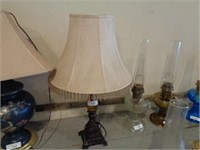Electric table lamp w/fringes on shade