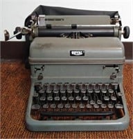 (G) Vintage ROYAL Type Writer With Cover