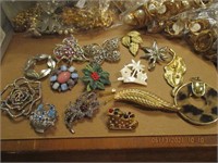 Lot of Costume Brooches & Pins