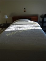 Double bed w/chenille bedspread