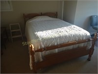 Double bed w/chenille bedspread, dresser 19" x