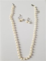 211- Stunning Pearl Necklace And Earring Set (14k)