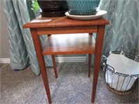 WOOD SQUARE ACCENT TABLE W/  PLANTS/ LAMP/
