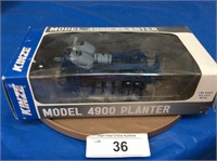 Kinze Model 4900 planter, 1/64 scale