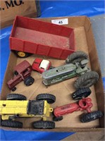 Assorted vintage farm toys, some broken