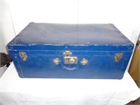 valise de tôle bleue
