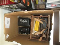 BOX OF VINTAGE AND ANTIQUE CAMERA ITEMS