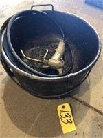 Pipe threading oiler and metal bucket w/oil