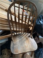 ANTIQUE WOODEN CHAIR