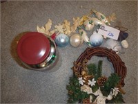 SMALL LOT OF VINTAGE CHRISTMAS ORNAMENTS