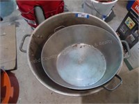 2 stainless steel pans