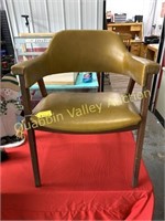VINTAGE STATIONARY CHAIR