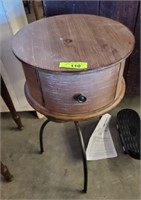 IRON/WOOD ROUND SIDE TABLE