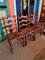 Set of 4 beautiful wicker chairs