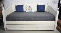 White Daybed With Roll Out Trundle Bed