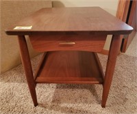MID CENTURY END TABLE W/ DRAWER 21"W X 30"D X