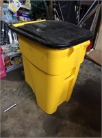 Rubbermaid trashcan with lid
