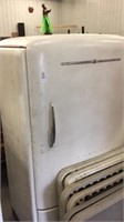 Vintage GE fridge… Works
