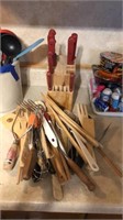 Knife set with utensils