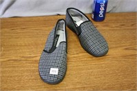 Sz 7 slippers