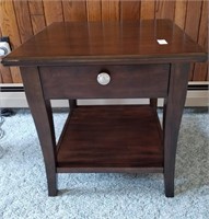 End table with 1 shelf and drawer and lamp