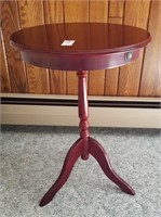 Round of pedastal accent table