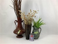 3 arrangements de fleurs artificielles avec vases