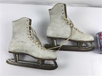 Paire de patins à glace vintage