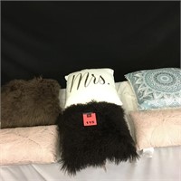 Lot of 6 Assorted Throw Pillows