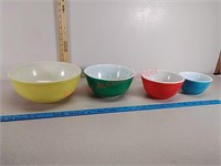 Pyrex mixing bowl set, red bowl chipped as shown