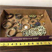 Tray lot of jewelry - Bakelite donkey, bracelet, p