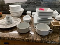 LG LOT OF KITCHEN DISHES / MIXED LOT