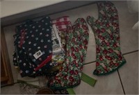 LOT OF APRONS AND OVEN MITTS