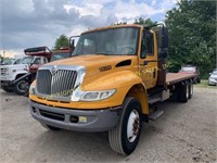 2005 INTERNATIONAL 4400 W/ 22' FLAT BED