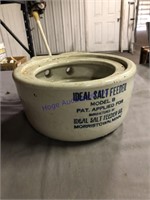 CROCK IDEAL SALT FEEDER