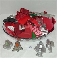 LOT OF VINTAGE METAL AND PLASTIC COOKIE CUTTERS