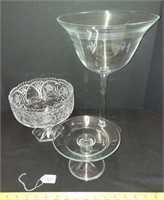 CRYSTAL AND GLASS BOWLS AND CAKE STAND
