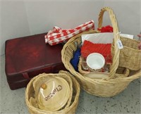 PICNIC ACCESSORIES AND WINE CARRIER