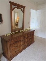 Beautiful Bassett dresser w mirror